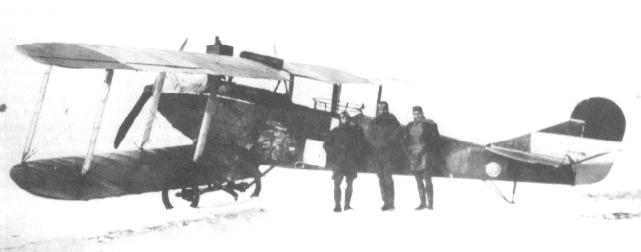 Oeffag C.II s.52, na ktrym wykonano pierwszy lot bojowy nad Lwowem 5 listopada 1918 roku, przed samolotem stoj piloci: kpt.Bastyr, por.Toru i por.Roland
