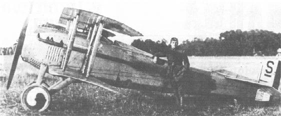 Por.pil.Stanisaw Pawlu przed samolotem SPAD S.VII C1